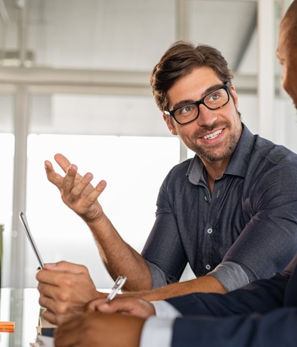 businessman-discussing-project-with-colleague-2021-08-30-02-20-37-utc-Custom-pn6u0qsu1ptmaswxrb3vlk8f9wagc8hv77wsiunybg